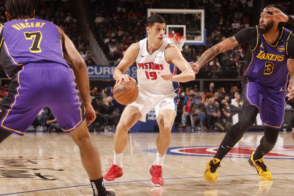 赛中频繁交 赛中频繁交